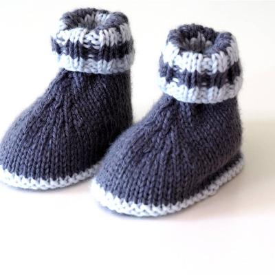 graue Babyschuhe mit hellblauen Streifen aus super weichem Babygarn von Hand gestrickt Größe 3-6 Monate