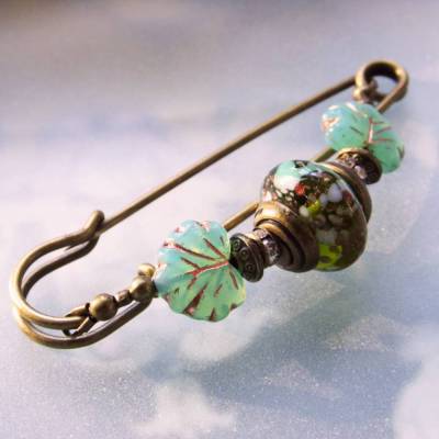 Große Kiltnadel mit Murano Glasperle und böhmischen Glasblättern in grün N-7-AB-4