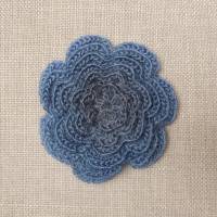 Große mehrlagige Häkelblume in Blau - auch als Brosche tragbar - handgefertigten 3D-Blüte aus feinem Garn Bild 1