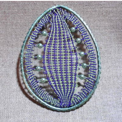 Osterei im Drahtrahmen handgeklöppelt Hellgrün Lila