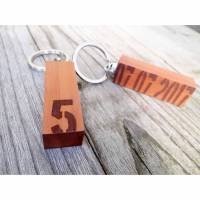 Schlüsselanhänger "hölzerne Hochzeit" Schlüsselanhänger aus Holz mit Wunschtdatum Bild 1