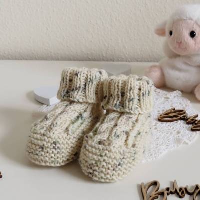 beige melierte Babyschuhe mit Zopfmuster 3-6 Monate von Hand gestrickt