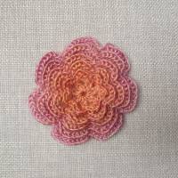 Farbenfrohe Häkelblume als Brosche 8,5 cm handgefertigte mehrlagige 3D-Häkelblume Bild 1