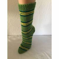 Größe 39/40, Selbstgestrickte Socken, grün/dunkelgrün/gelb gestreift, Wollsocken, Wollstrümpfe, Gr.39/40 Bild 1