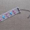 Handgeklöppeltes Armband für Damen in Weiß mit melierten Glasperlen in Pink und Türkis Bild 2