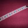 Handgeklöppeltes Armband für Damen in Weiß mit melierten Glasperlen in Pink und Türkis Bild 5