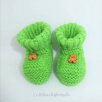 Babyschuhe in grün mit Holzbärchen, 8 cm Fußsohlenlänge, aus weicher Babywolle Bild 1