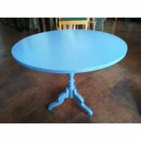 blauer Tisch mit gedrechseltem Fuss Bild 1