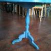blauer Tisch mit gedrechseltem Fuss Bild 4