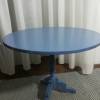 blauer Tisch mit gedrechseltem Fuss Bild 5
