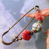 Tuchmadel Ahornblatt mit farbenfroher Lampwork Perle Bild 1