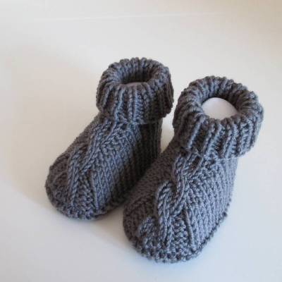 dunkelgraue Babyschuhe 3-6 Monate gestrickt mit Zopfmuster aus Wolle