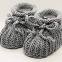 graue Babyschuhe 3-6 Monate gestrickt aus Wolle mit Patentmuster Bild 1