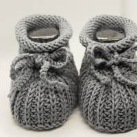 graue Babyschuhe 3-6 Monate gestrickt aus Wolle mit Patentmuster Bild 6