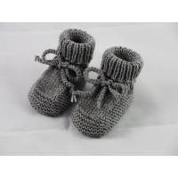 graue Babyschuhe 0-3 Monate Booties gestrickt aus Wolle für Mädchen und für Jungen Bild 1