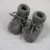 graue Babyschuhe 0-3 Monate Booties gestrickt aus Wolle für Mädchen und für Jungen Bild 2