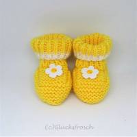Babyschuhe gelb mit Blume, 8 cm Fußsohlenlänge, aus weicher Babywolle Bild 1