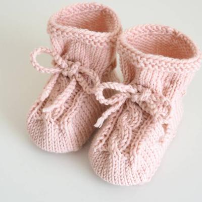 puderrosa Babyschuhe 3-6 Monate gestrickt aus Wolle mit Zopfmuster