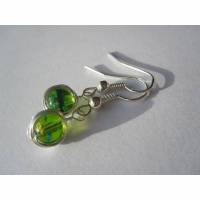 kleine Draht-Ohrringe mit grünen Glasperlen Bild 1