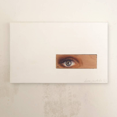 Kunstobjekt und Wandskulptur oder Buchstütze Auge, Dekorative minimalistische Kunst