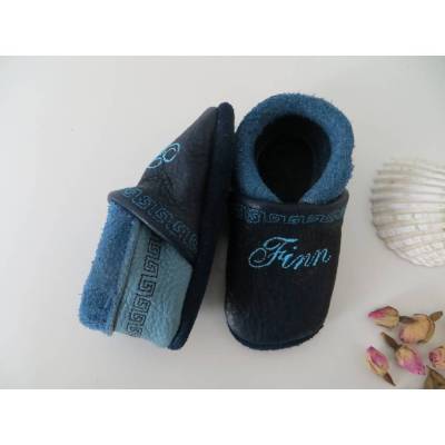 Lederpuschen Bioleder Blauschwarz/Blau mit Namen und Bordüre, Farbauswahl möglich