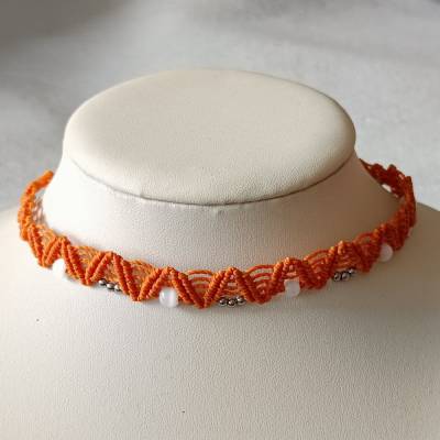 Makramee Choker Halsband in orange mit weißen Acrylperlen und kleinen Edelstahlperlen