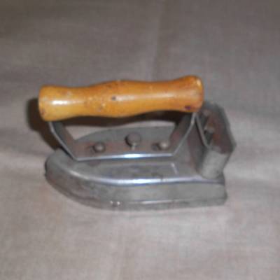 Altes Bügeleisen (9) mit Holzgriff und Geräteanschlussstecker - vermutlich aus den 1950ern Jahren