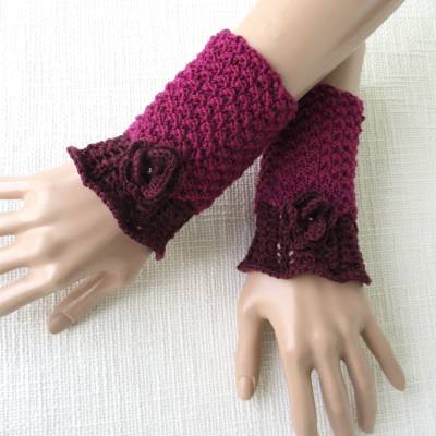 Armstulpen gestrickt aus Wolle mit Häkelblume burgunderfarben bordeaux
