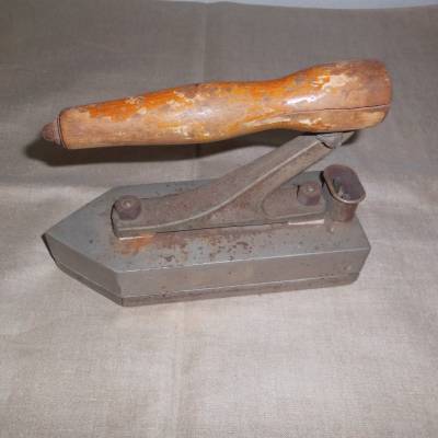 Altes Bügeleisen (10) mit Holzgriff und Geräteanschlussstecker - vermutlich aus den 1950ern Jahren