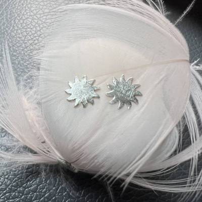 Kleine Sonnen Ohrstecker aus 999 Silber, eismatt