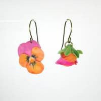 Stiefmütterchen Ohrringe Kleine, bunte Ohrringe floral, kleine Blumen Ohrringe, Stiefmütterchen Ohrringe Bild 1