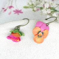 Stiefmütterchen Ohrringe Kleine, bunte Ohrringe floral, kleine Blumen Ohrringe, Stiefmütterchen Ohrringe Bild 2