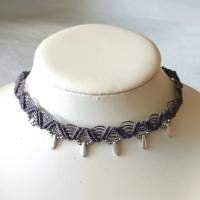 Makramee Choker Halsband in mauve mit silberfarbenen Perlen Bild 1