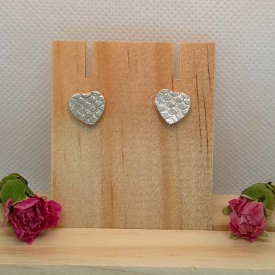 Herzförmige Ohrstecker aus 999 Silber mit Fischschuppenmuster, mattiert