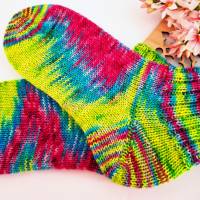 Socken Damen - Kurzsocken handgestrickt Farbe grün-, türkis- und pinkfarben in unregelmässigem Verlauf Grösse 38/39 Bild 1
