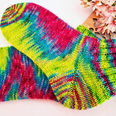Socken Damen - Kurzsocken handgestrickt Farbe grün-, türkis- und pinkfarben in unregelmässigem Verlauf Grösse 38/39