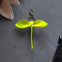 Libelle - Taschenbaumler, Schlüsselanhänger, Taschenanhänger aus Kunstleder in Neongelb und Silber Bild 1