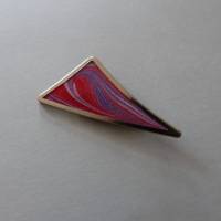 Triangle Brosche in Form eines gebogenen Dreiecks, Seide bemalt in rot mit lila und grau, Metallrahmen silberfarben, Bild 1