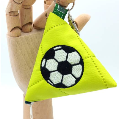Pyramidentäschchen im Fussballdesign