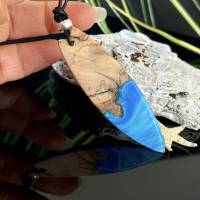 Surferbrett Resin ,Harz Holz Halskette,Geschenkidee ,Epoxidharz Schmuck, blau-weiß Bild 3