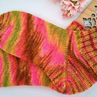 Socken Damen - Kurzsocken handgestrickt Farbe rose-, braun, grün in unregelmässigem Verlauf  Grösse 38/39 Bild 1