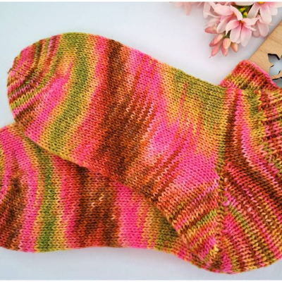 Socken Damen - Kurzsocken handgestrickt Farbe rose-, braun, grün in unregelmässigem Verlauf  Grösse 38/39