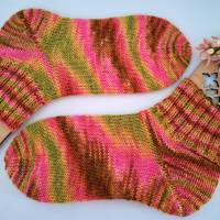 Socken Damen - Kurzsocken handgestrickt Farbe rose-, braun, grün in unregelmässigem Verlauf  Grösse 38/39 Bild 6