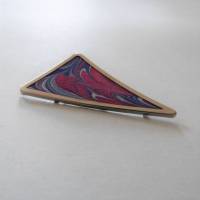 Triangle Brosche in Form eines gebogenen Dreiecks, Seide handbemalt in rot und blau, Metallrahmen silber, Anstecker Bild 1