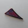 Triangle Brosche in Form eines gebogenen Dreiecks, Seide handbemalt in rot und blau, Metallrahmen silber, Anstecker Bild 2