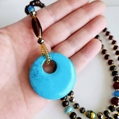 lange Perlenkette mit großem echten Türkis Anhänger für Damen, Boho Kette lang braun, türkis, gold