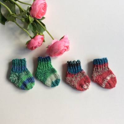 2 Paar Puppensocken handgestrickt, 6 cm lang, Söckchen für Puppen, Puppenstrümpfe bunt