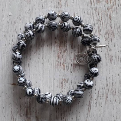 Spiral-Armreif mit wunderschönen schwarz/weiss marmorierten Malachitperlen,  versilbert