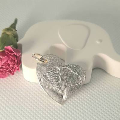Herz-Anhänger mit eingeprägtem Ginkgoblatt aus 999 Silber recycelt