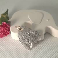 Herz-Anhänger mit eingeprägtem Ginkgoblatt aus 999 Silber recycelt Bild 2